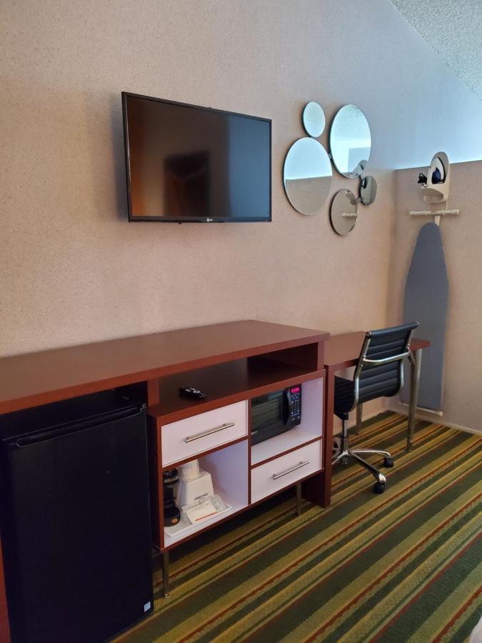 Howard Johnson By Wyndham Phoenix Airport/Downtown Area Extérieur photo