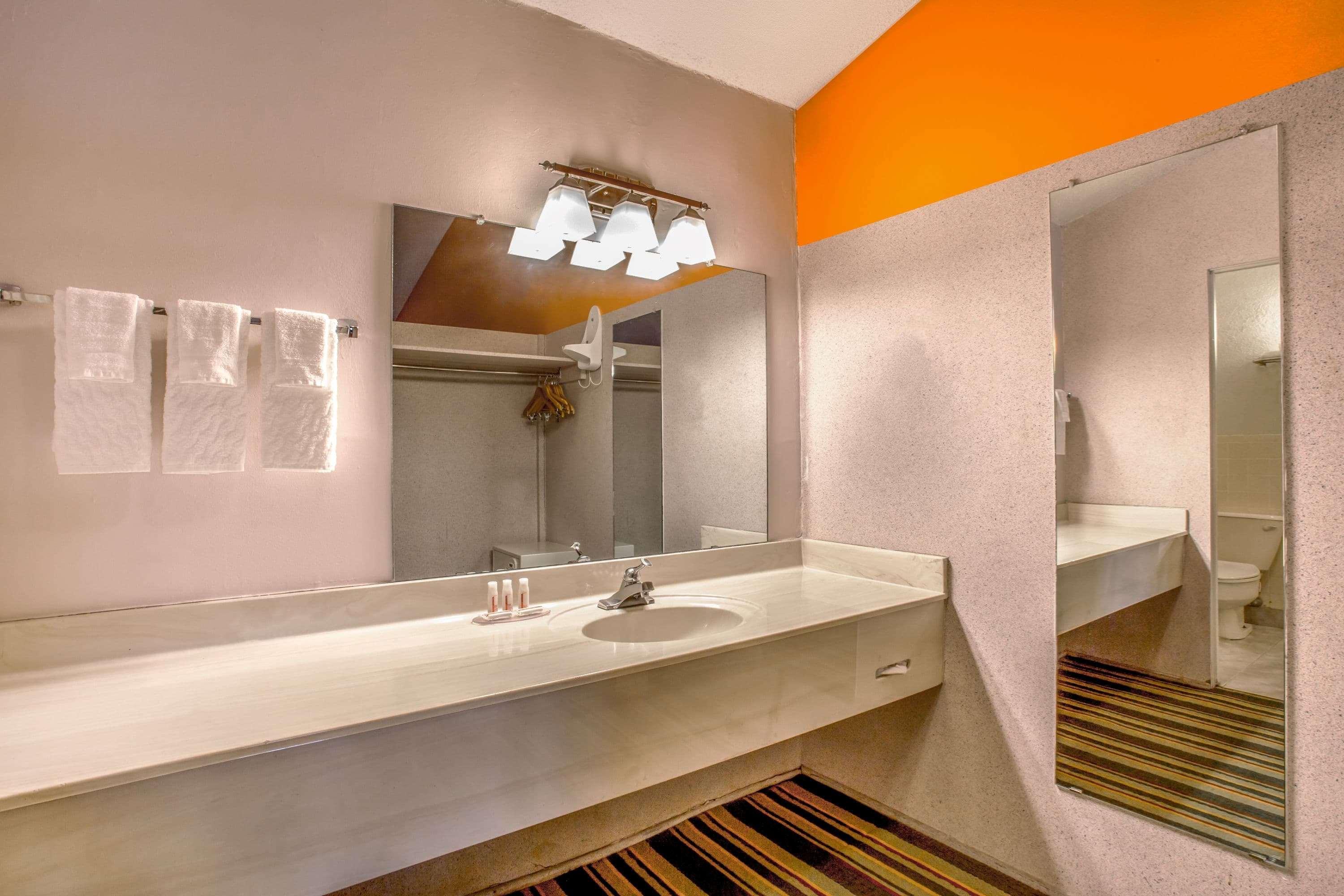 Howard Johnson By Wyndham Phoenix Airport/Downtown Area Extérieur photo
