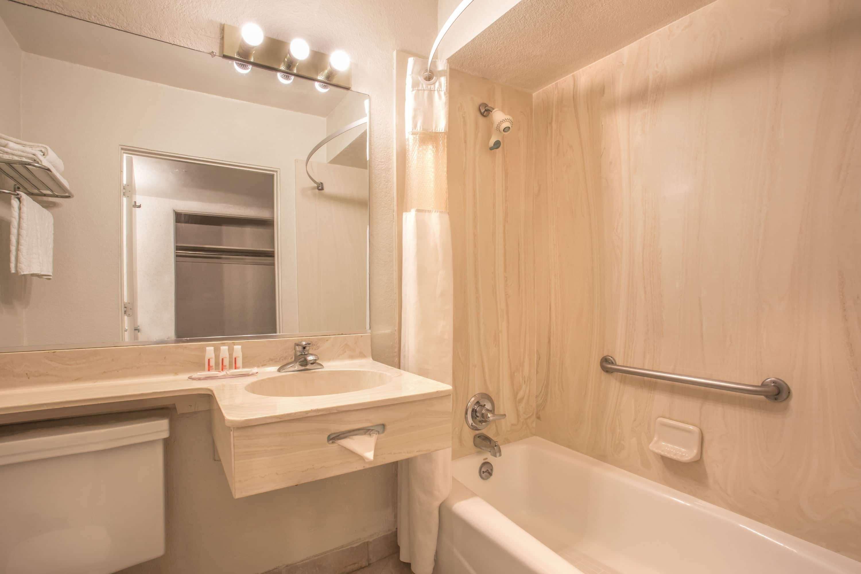 Howard Johnson By Wyndham Phoenix Airport/Downtown Area Extérieur photo